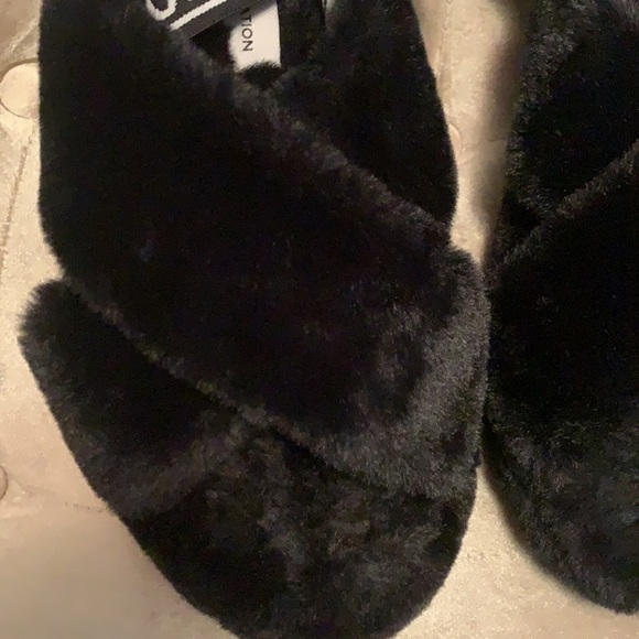 BCBG black furry slippers with elastic strap, new - Picture 3 of 7